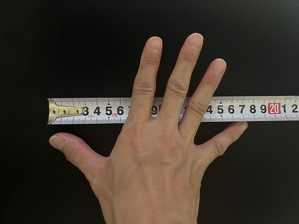女性の手を広げた状態で親指の先から小指の先までを測った結果は約17cm